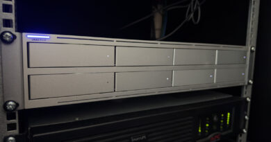 UNAS Pro 8 NAS in einem Rack.