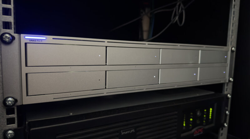 UNAS Pro 8 NAS in einem Rack.